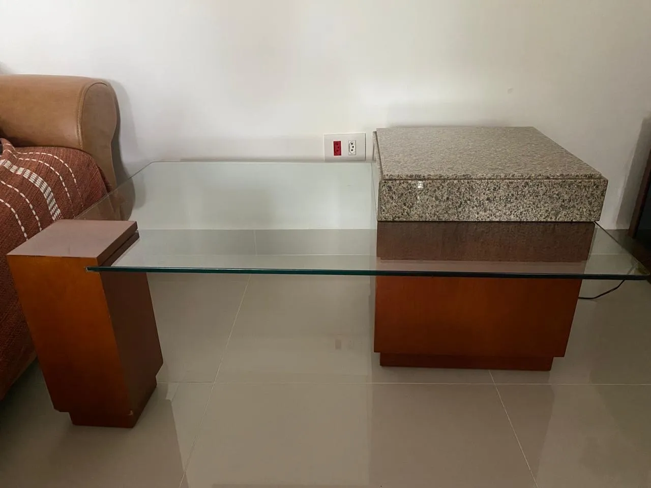 Mesa de centro de madeira com design moderno e tampo de vidro, com granito