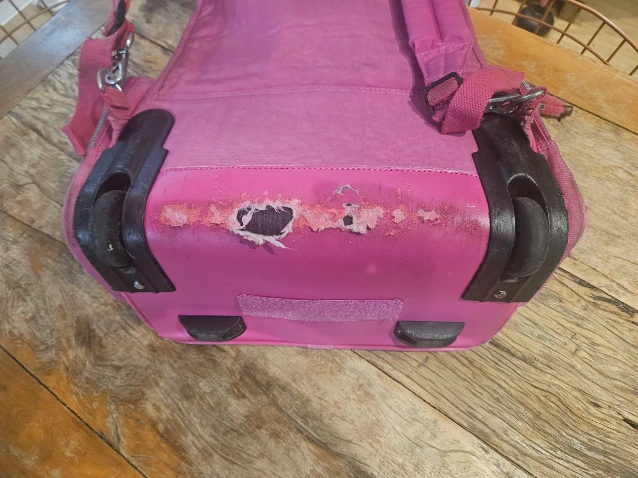 Mochila de Rodinhas Kipling Rosa - Usada  - Foto 5