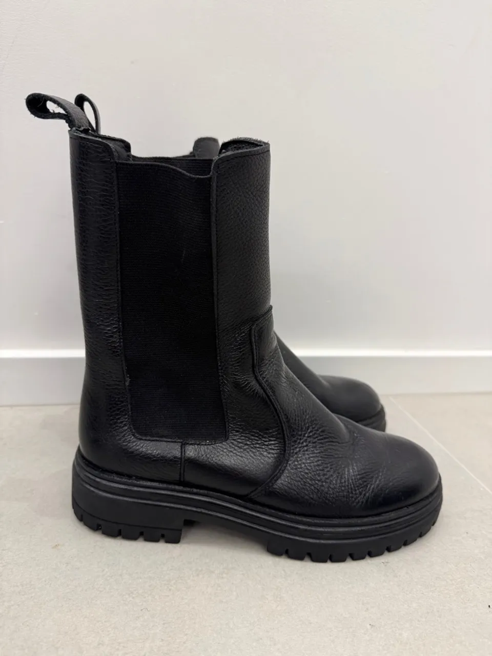 Bota Chelsea Couro Preta Tratorada