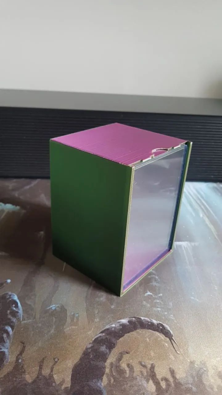 DeckBox Commander (Verde/Vinho) + 1 TopLoarder (UltraPro)