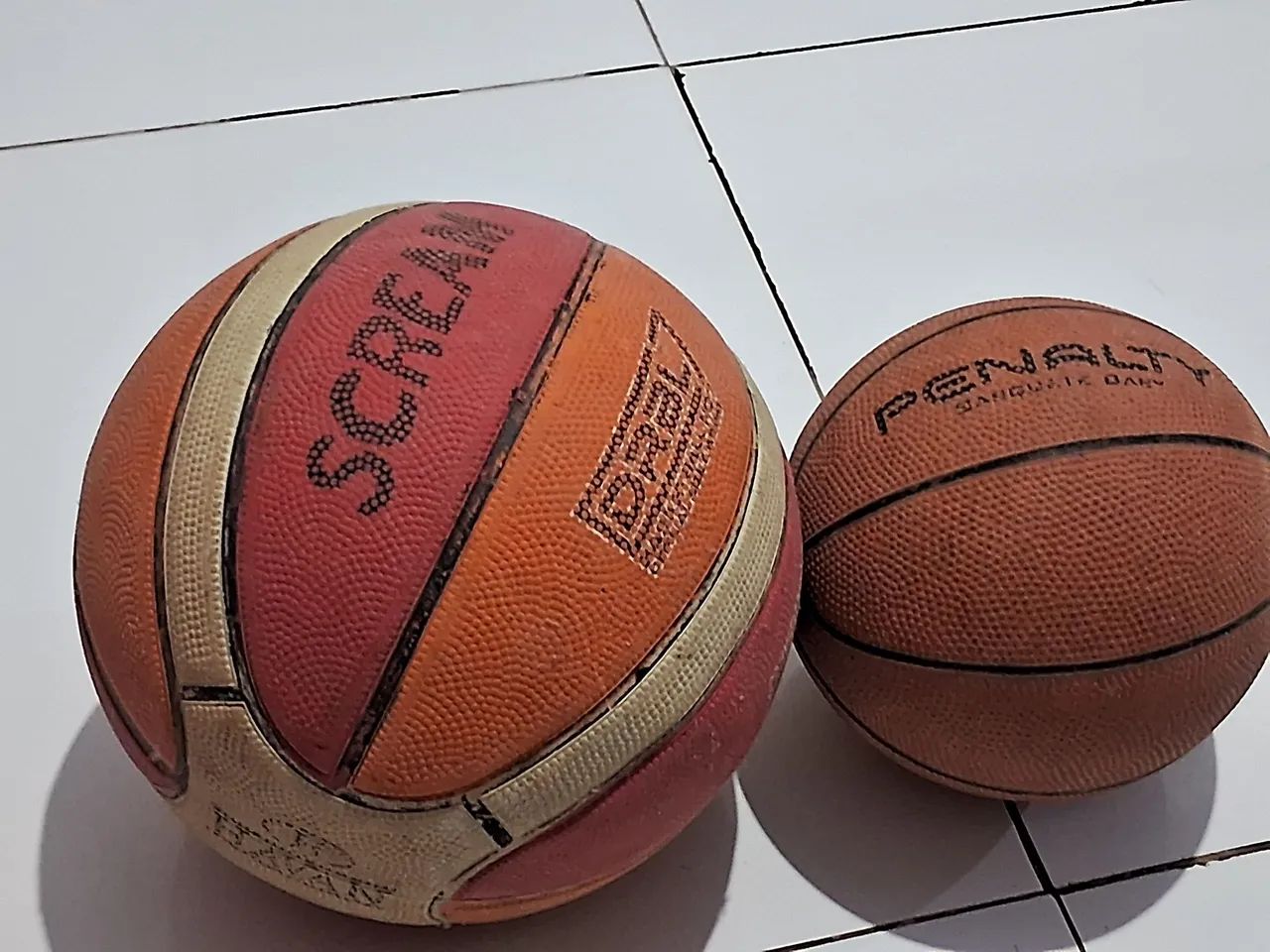 2 bolas de basquete 
