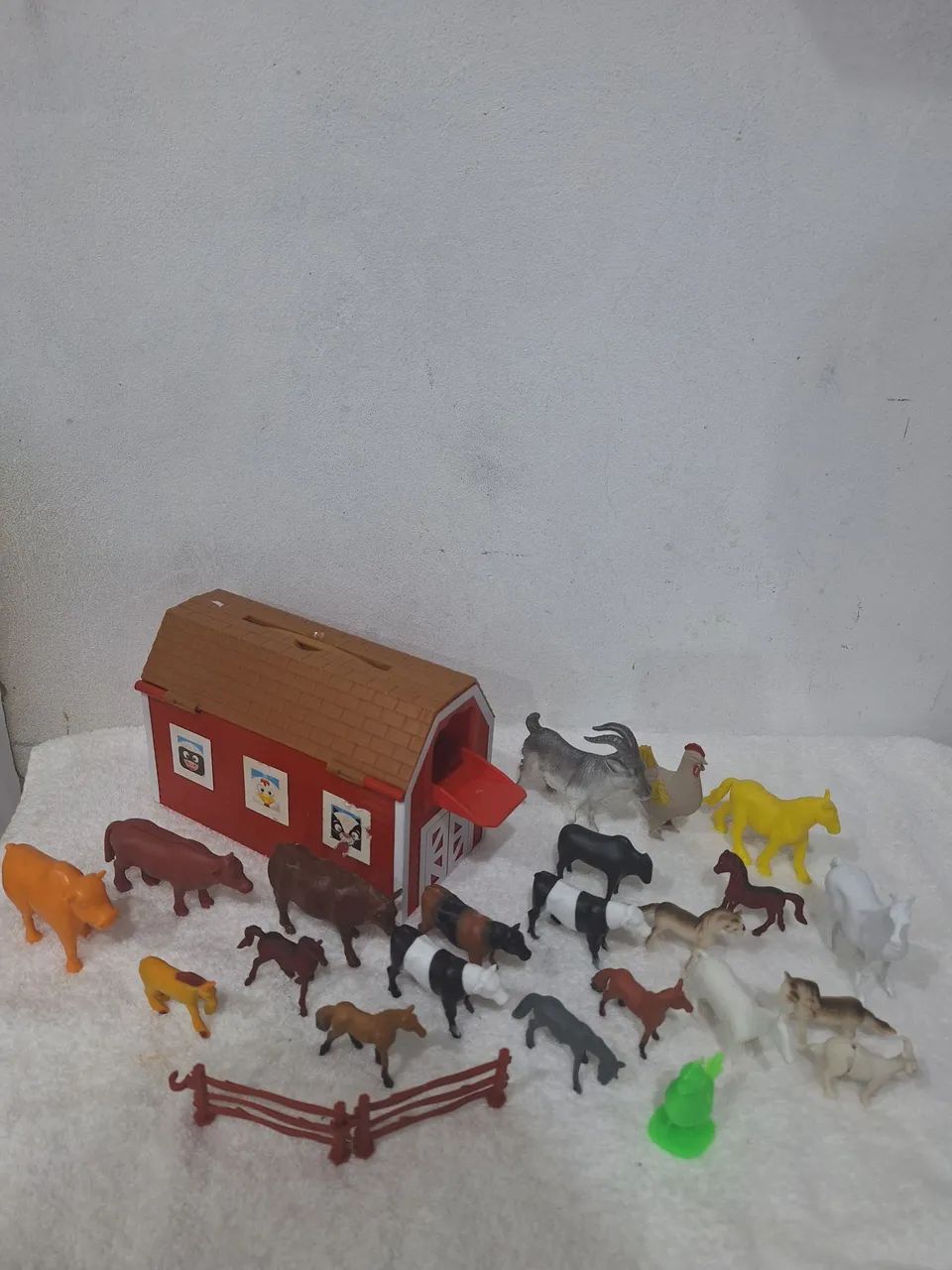 Fazenda de brinquedo e animais