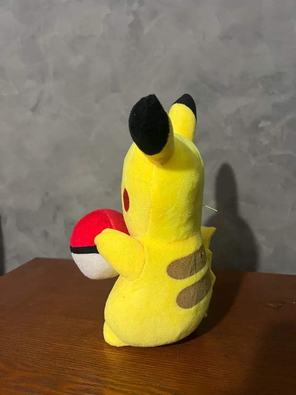 Pelúcia Pikachu com Pokebola - Foto 2