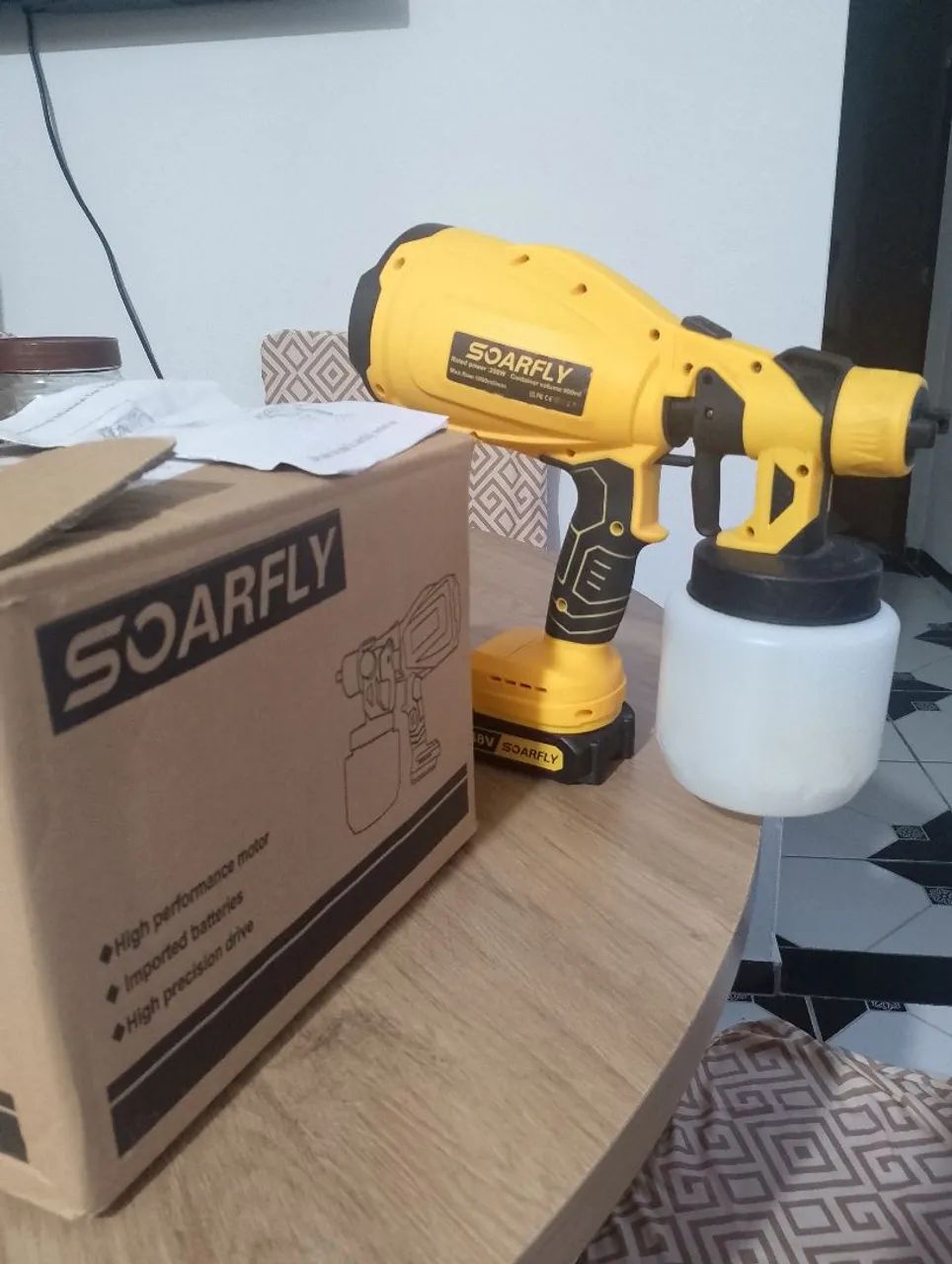Battery-powered paint spray gun