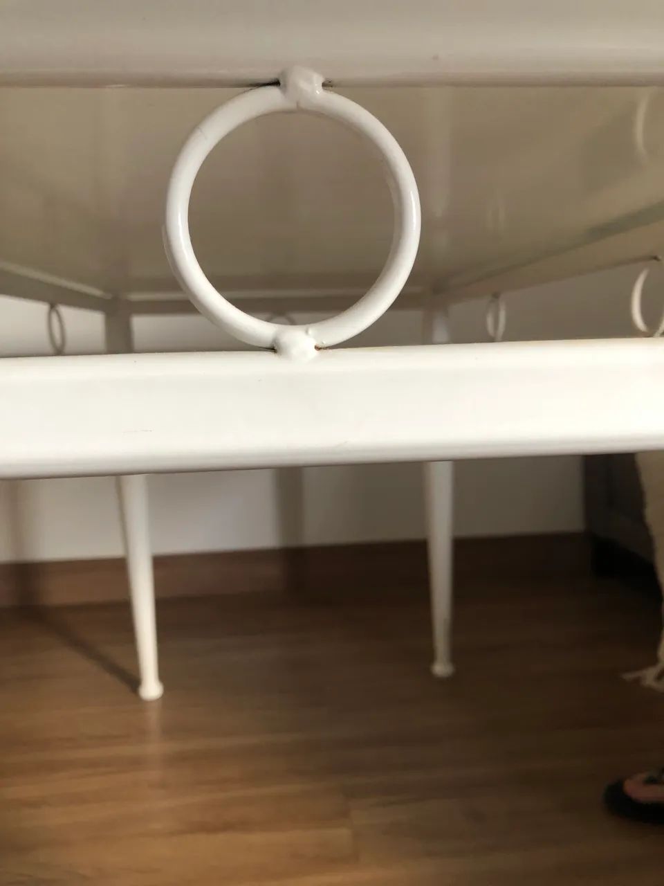 Mesa tampo de vidro, pés de madeira 