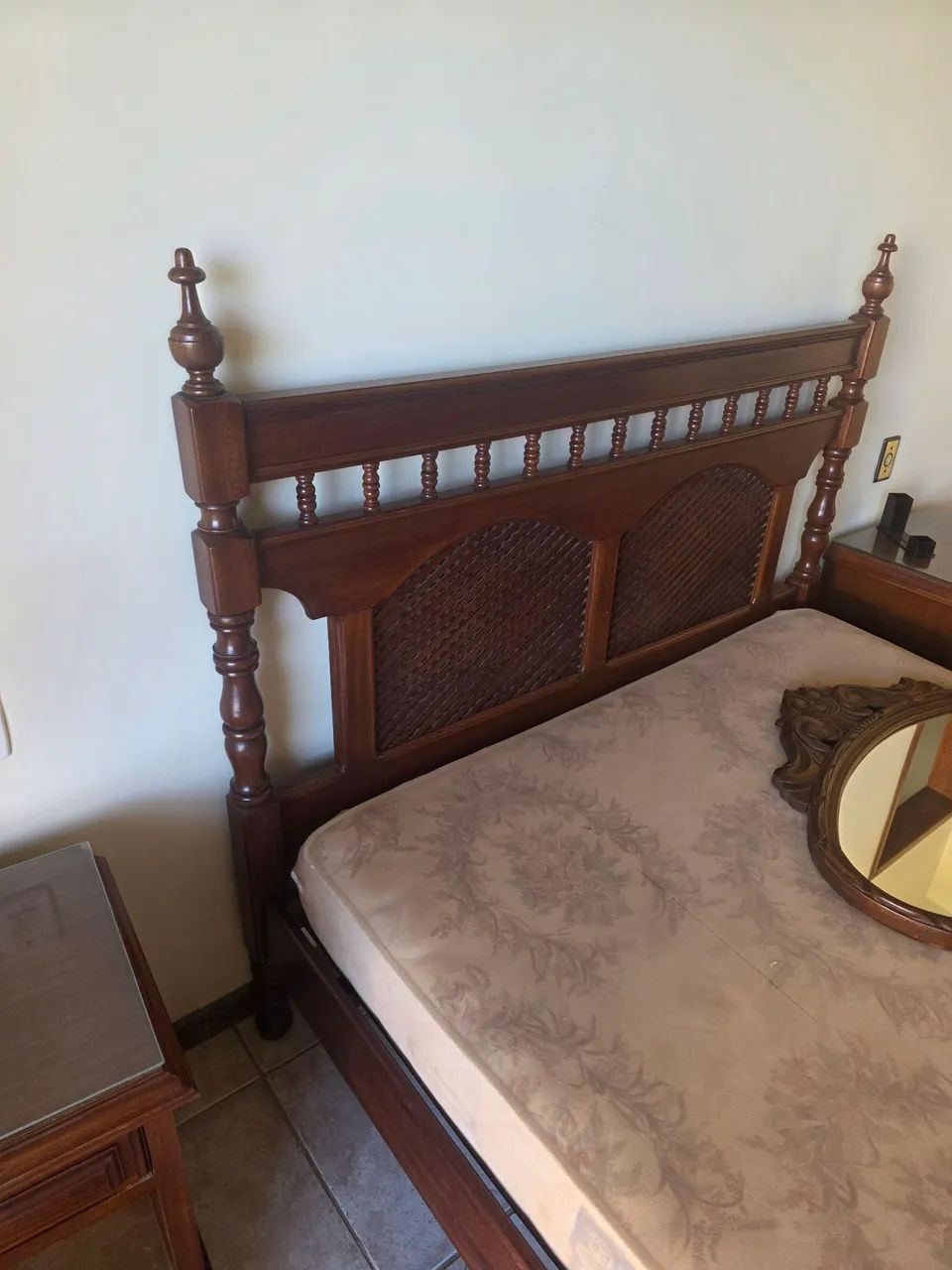 Cama de casal de madeira com colchão e mesas de cabeceira - Foto 2