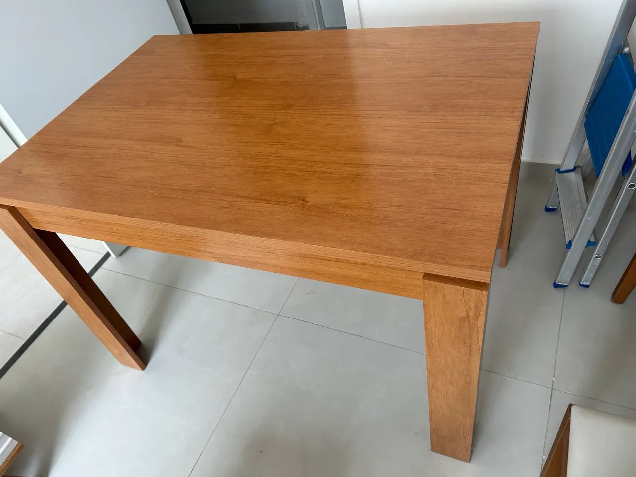 Vendo mesa e cadeiras 