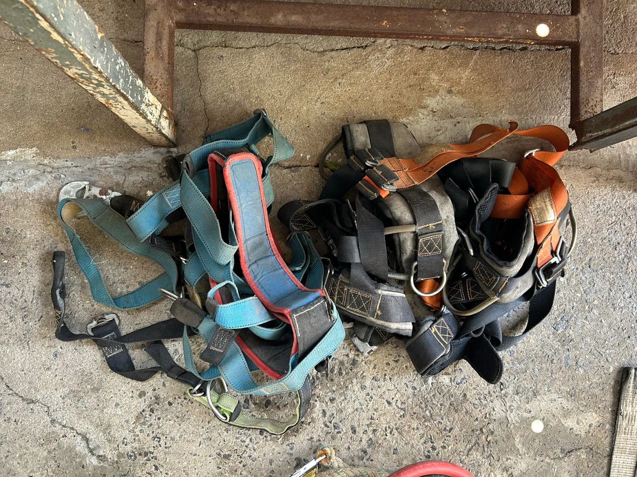 Lote equipamentos trabalho em altura - cintos, cadeiras, talabartes e mosquetões