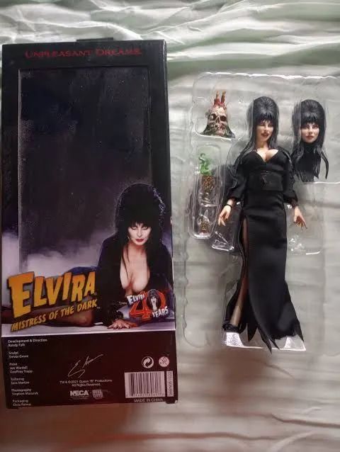 Action Figure/Boneca Elvira Rainha das Trevas. NECA. ORIGINAL. COM CAIXA. USADA. COMPLETA. - Foto 3