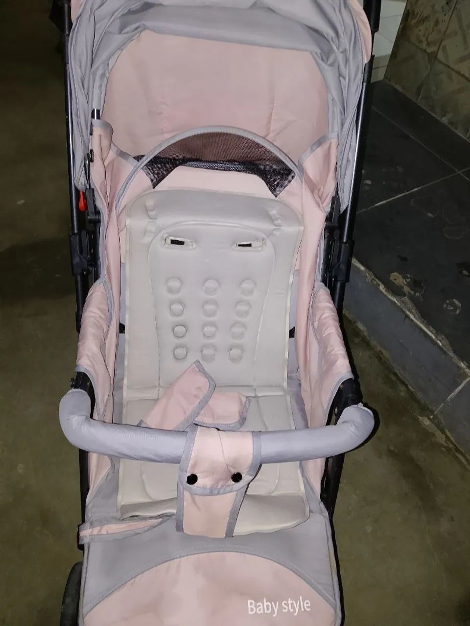 Carrinho de bebê rosa e cinza  - Foto 4