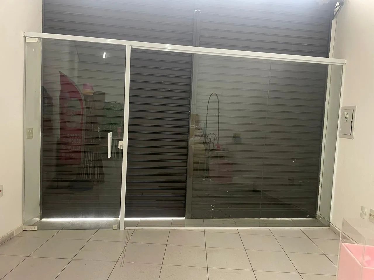 Vendo Vitrine de loja com porta e chave 