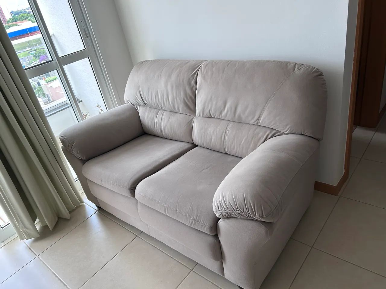 Sofá 2 lugares - bege claro - confortável - pouco uso  - Foto 5