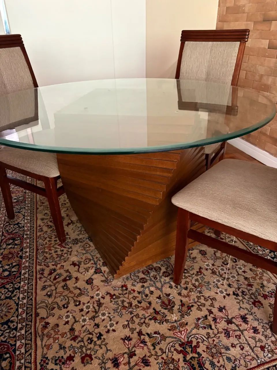 Mesa de jantar em vidro e madeira maciça 