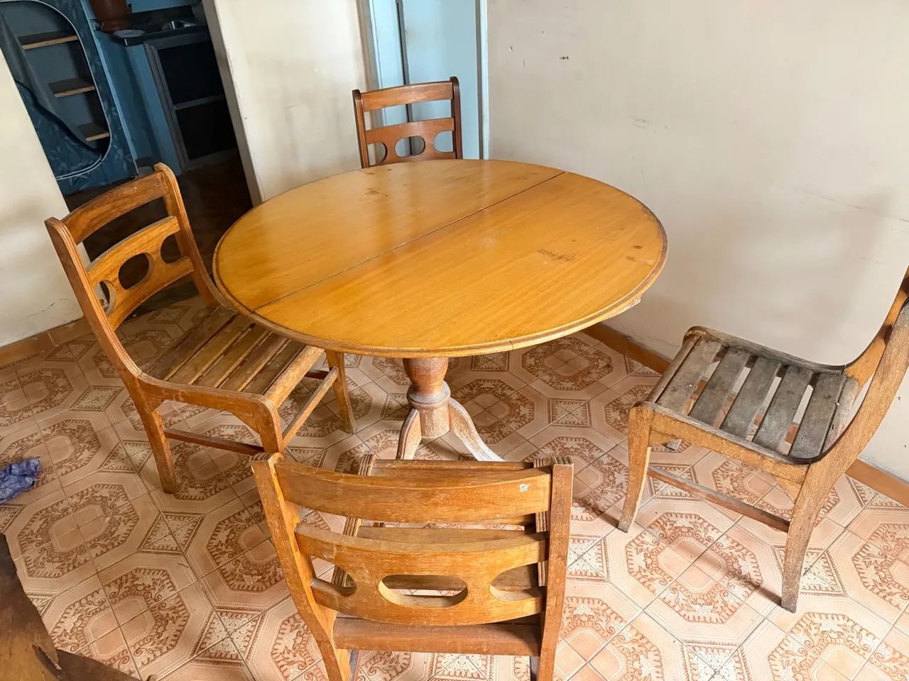 Mesa de madeira com 4 cadeiras