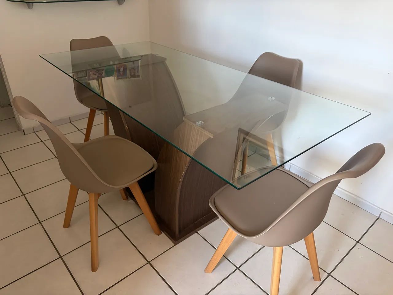 Mesa de vidro com 4 cadeiras