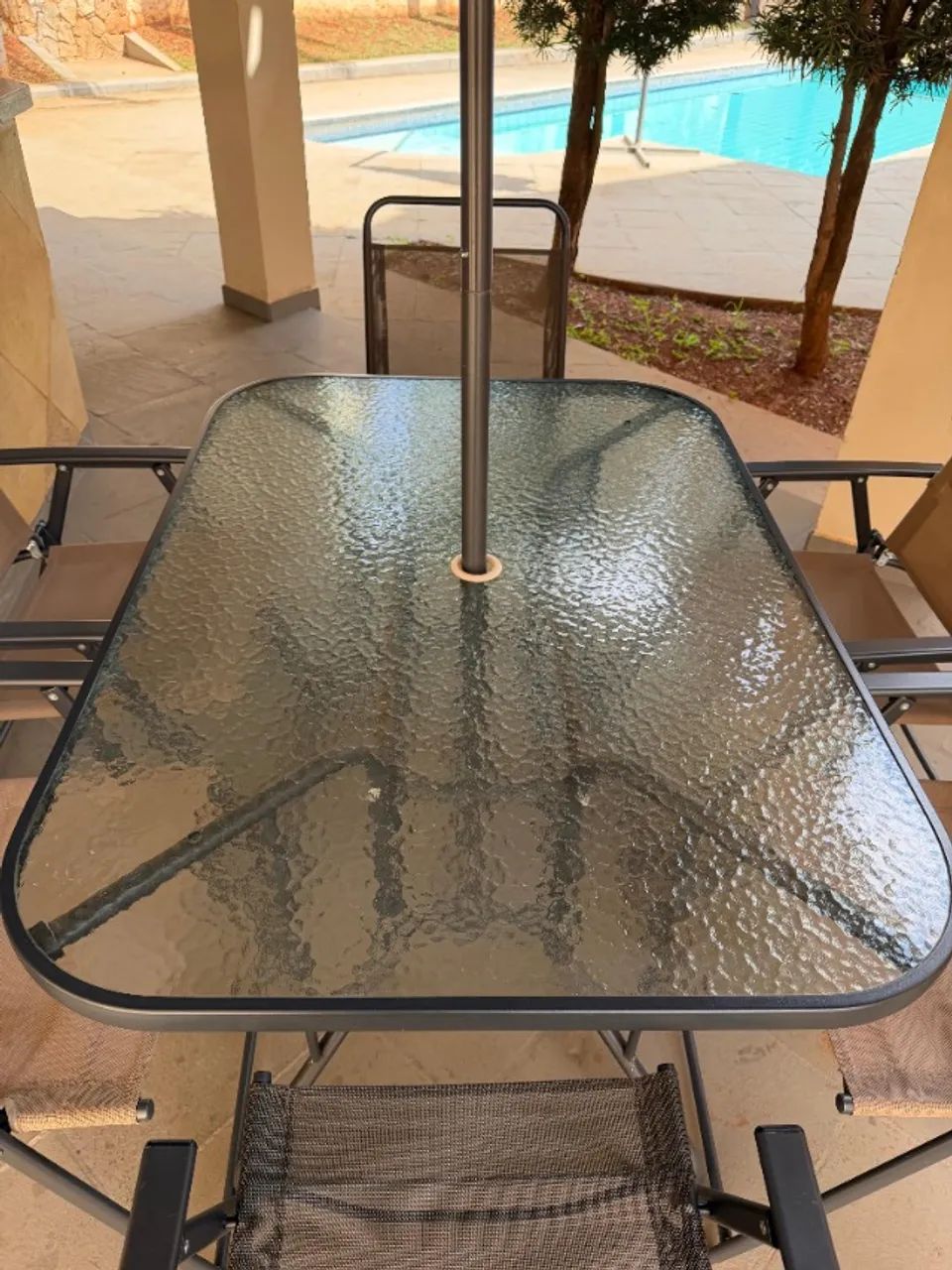 Mesa de Vidro com 6 cadeiras e guarda-sol - Foto 2
