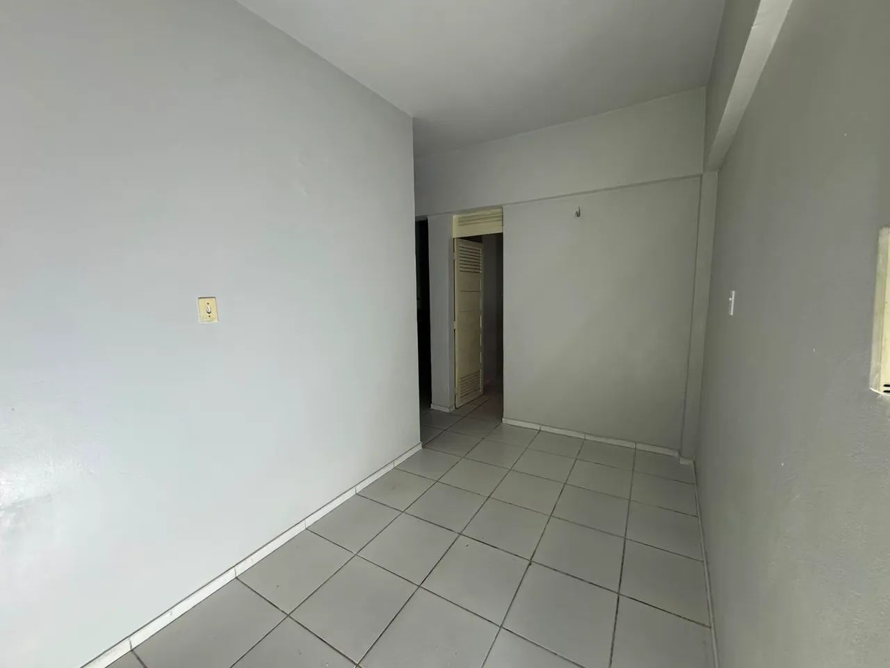 ALUGA-SE APTO POPULAR SEM GARAGEM