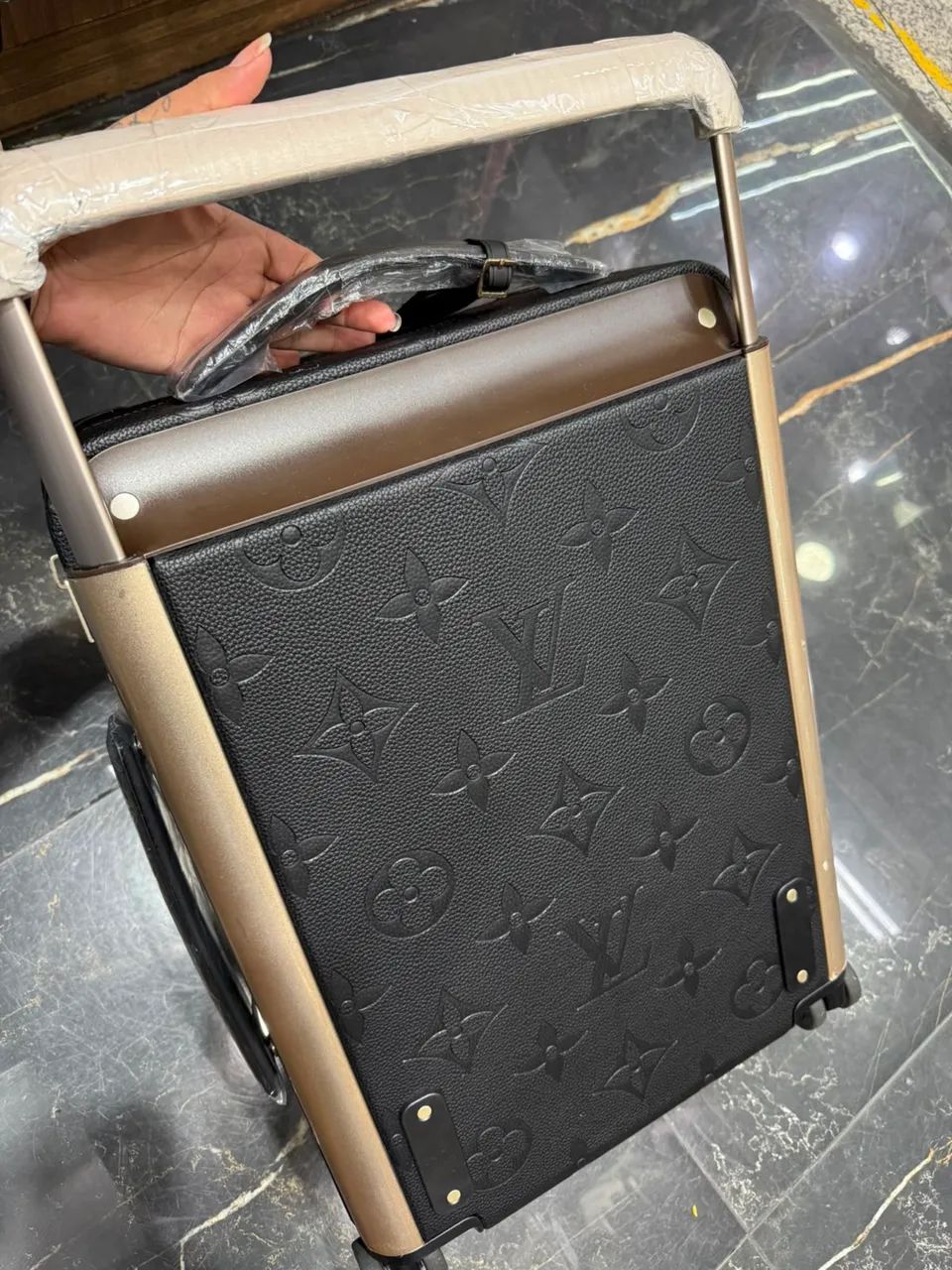 Mala em couro linha clone louis vuitton impecavel  - Foto 2
