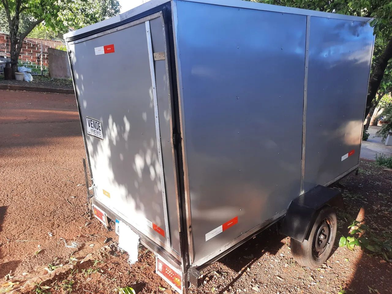 Vende-se carretinha baú nova - Foto 2
