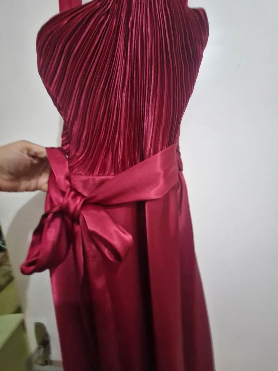 Vestido de cetim na cor cereja - Foto 2