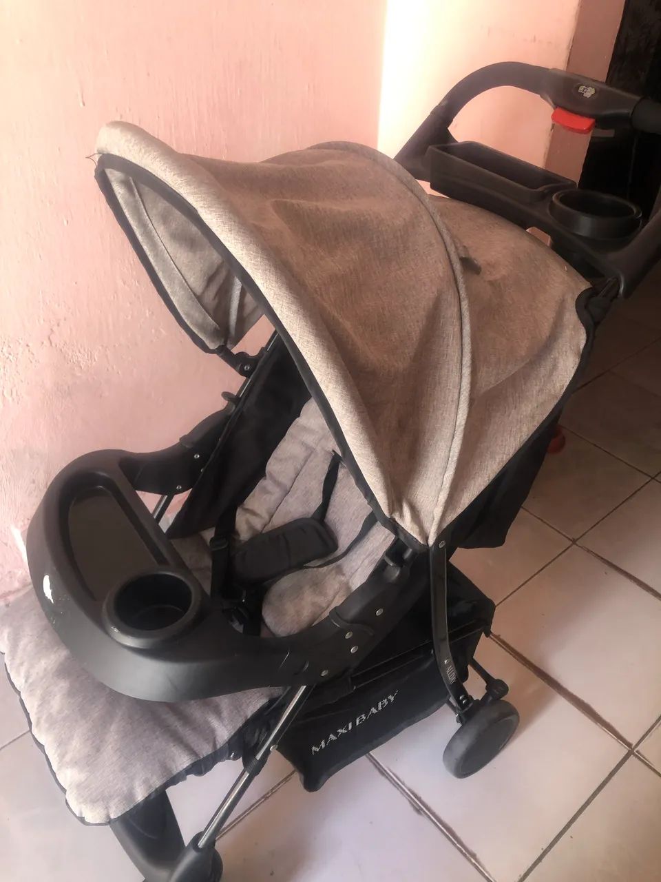 Carrinho de bebê marca Maxbaby