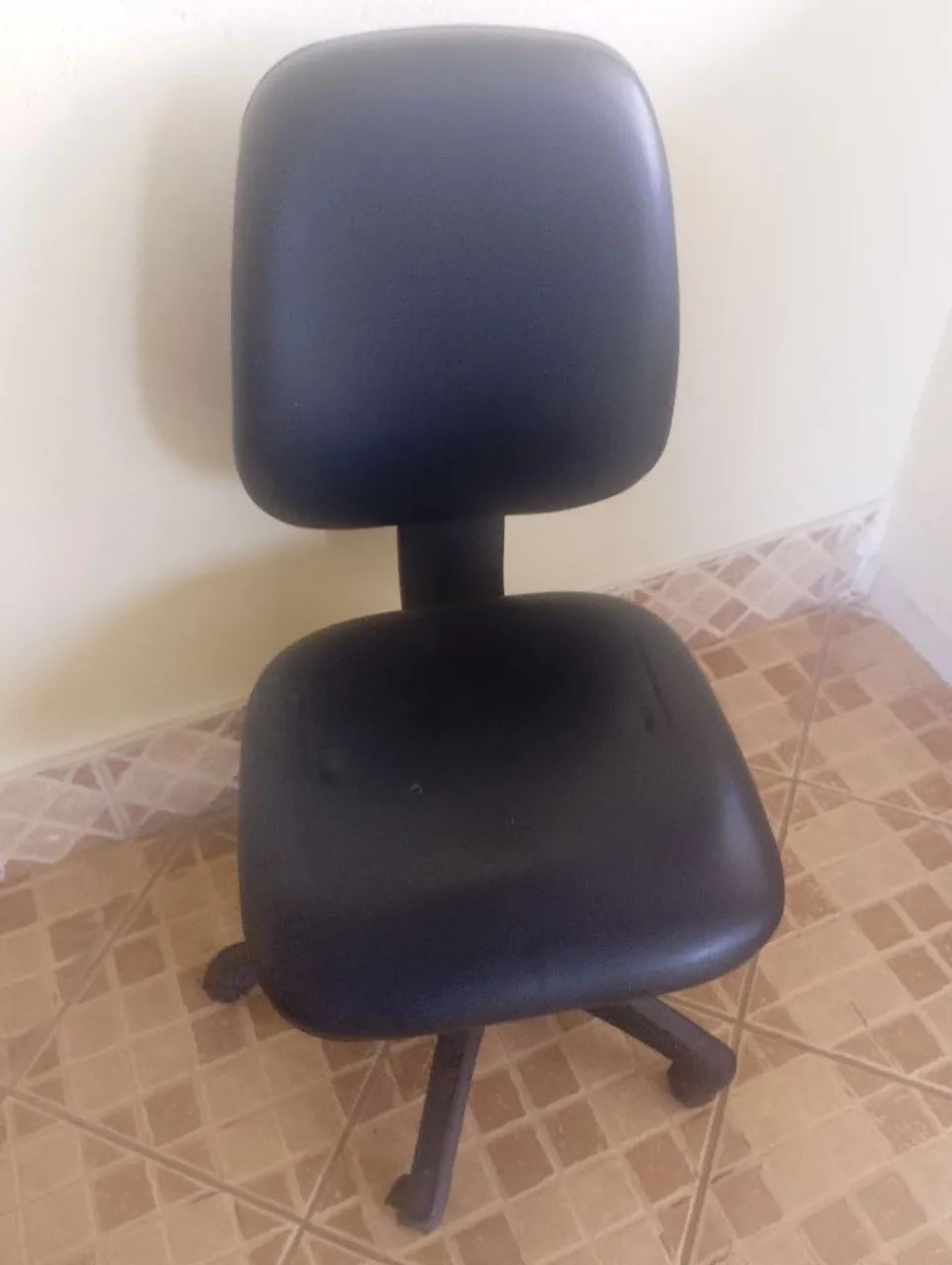 Leatherette chair in excellent condition