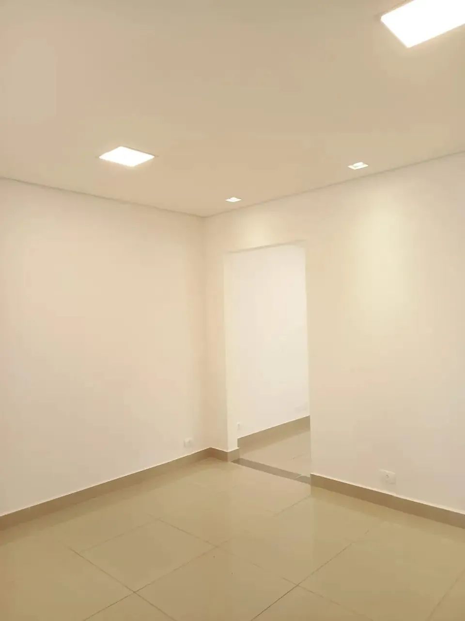 Sala Comercial para Alugar Com 2 Ambientes 39m² Frente ao Shopping Palladium -Água Verde-  - Foto 6