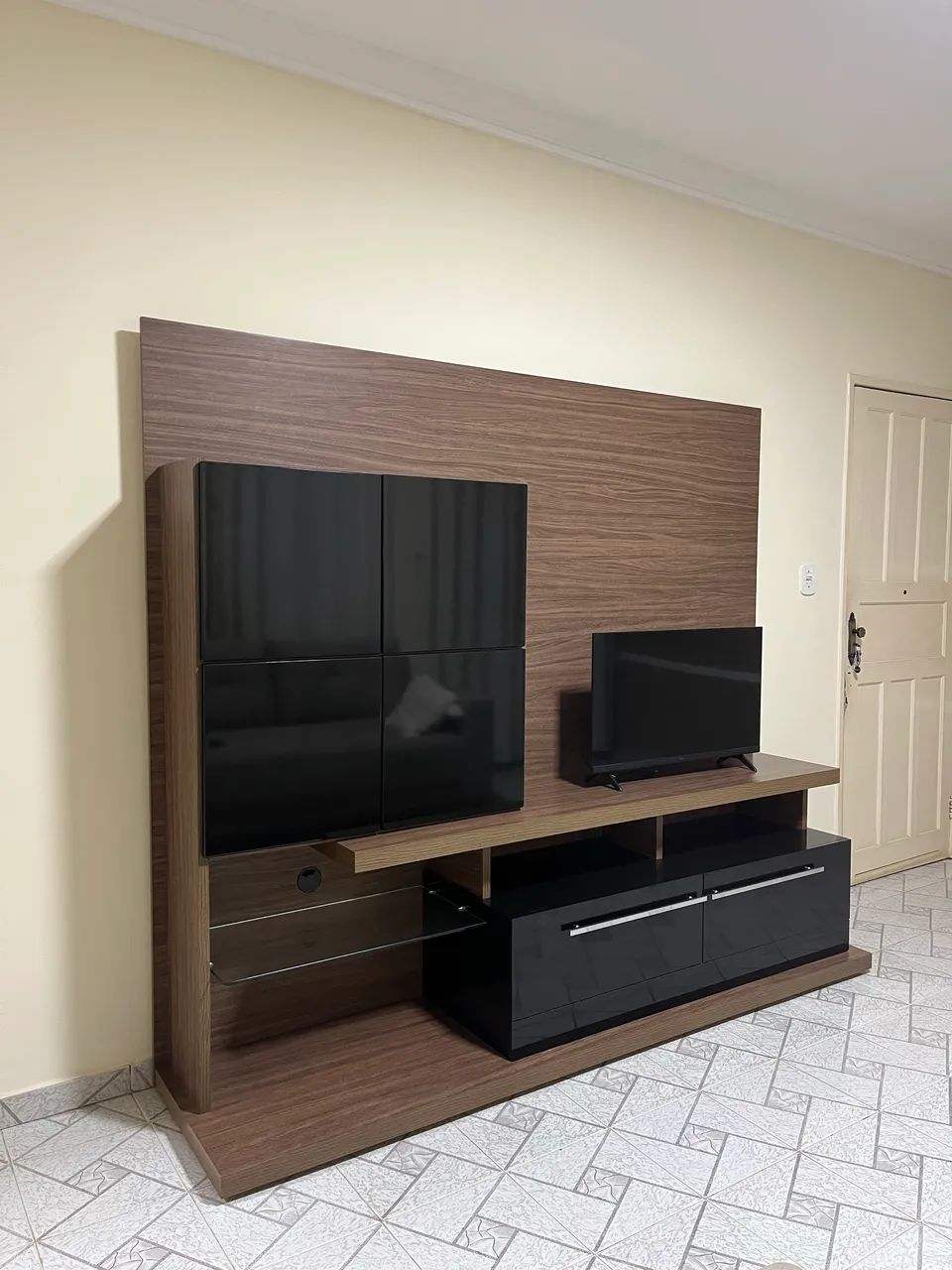Painel para TV com Rack e Armário Excelente Estado - Foto 3
