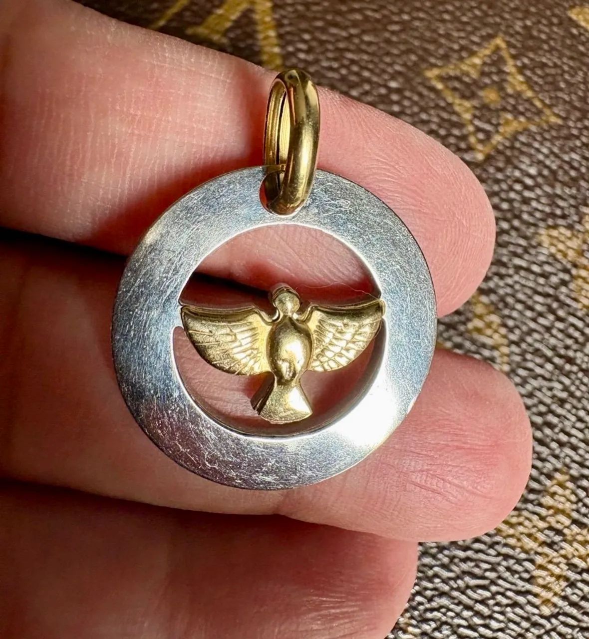 Pingente divino Espírito Santo  grande , em ouro 18k e aço  - Foto 2