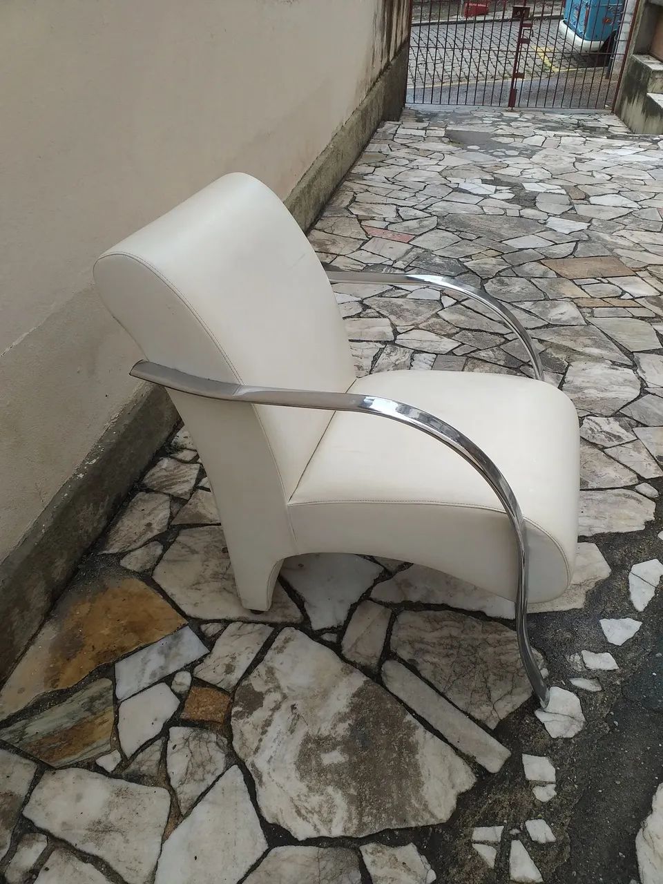 POLTRONA BRANCA BRAÇOS DE METAL CROMADO SPERART MARCA TOP DE MÓVEIS  SUPER CONSERVADA  TOP - Foto 3