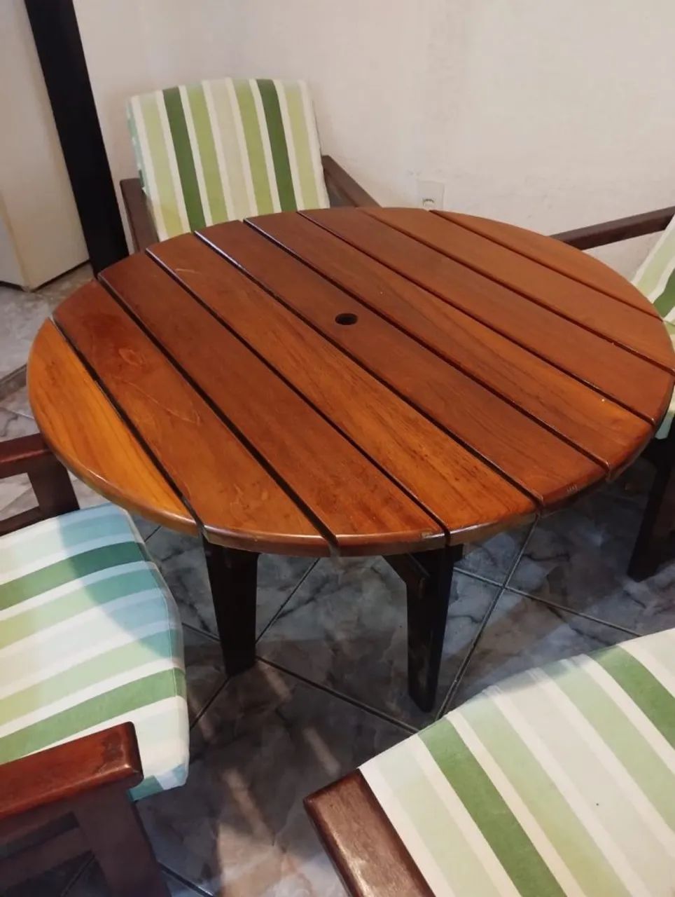 Vendo conjunto de mesa de madeira angelim  - Foto 2