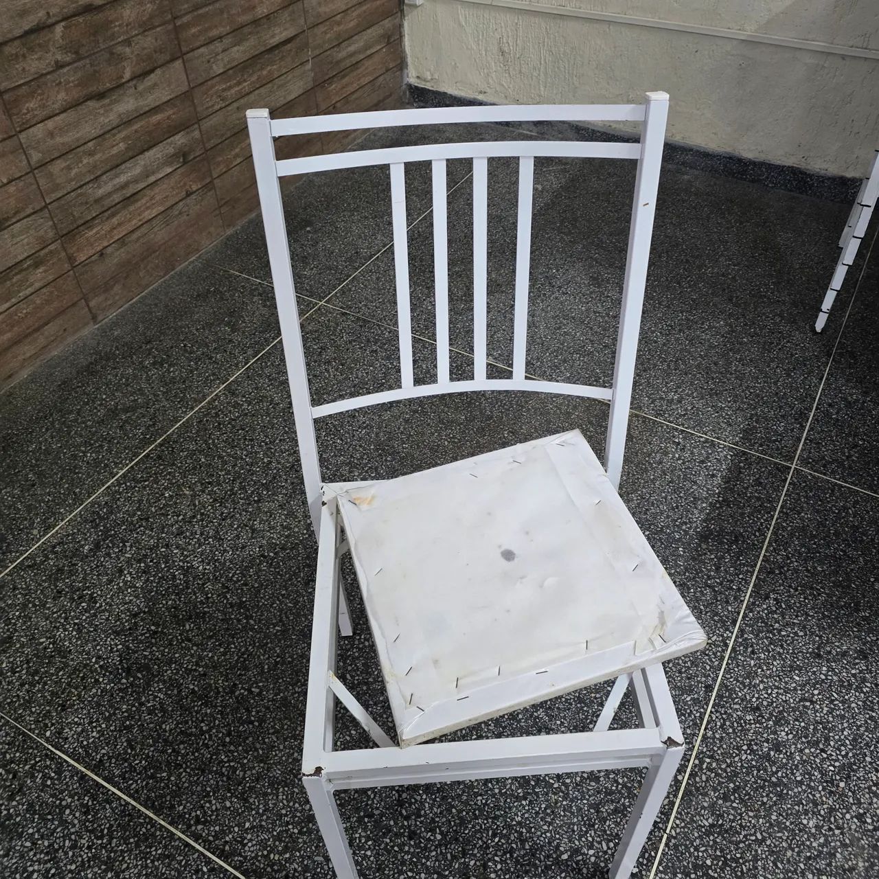 Cadeiras de ferro quadrada com estofados em corino branco - Foto 4