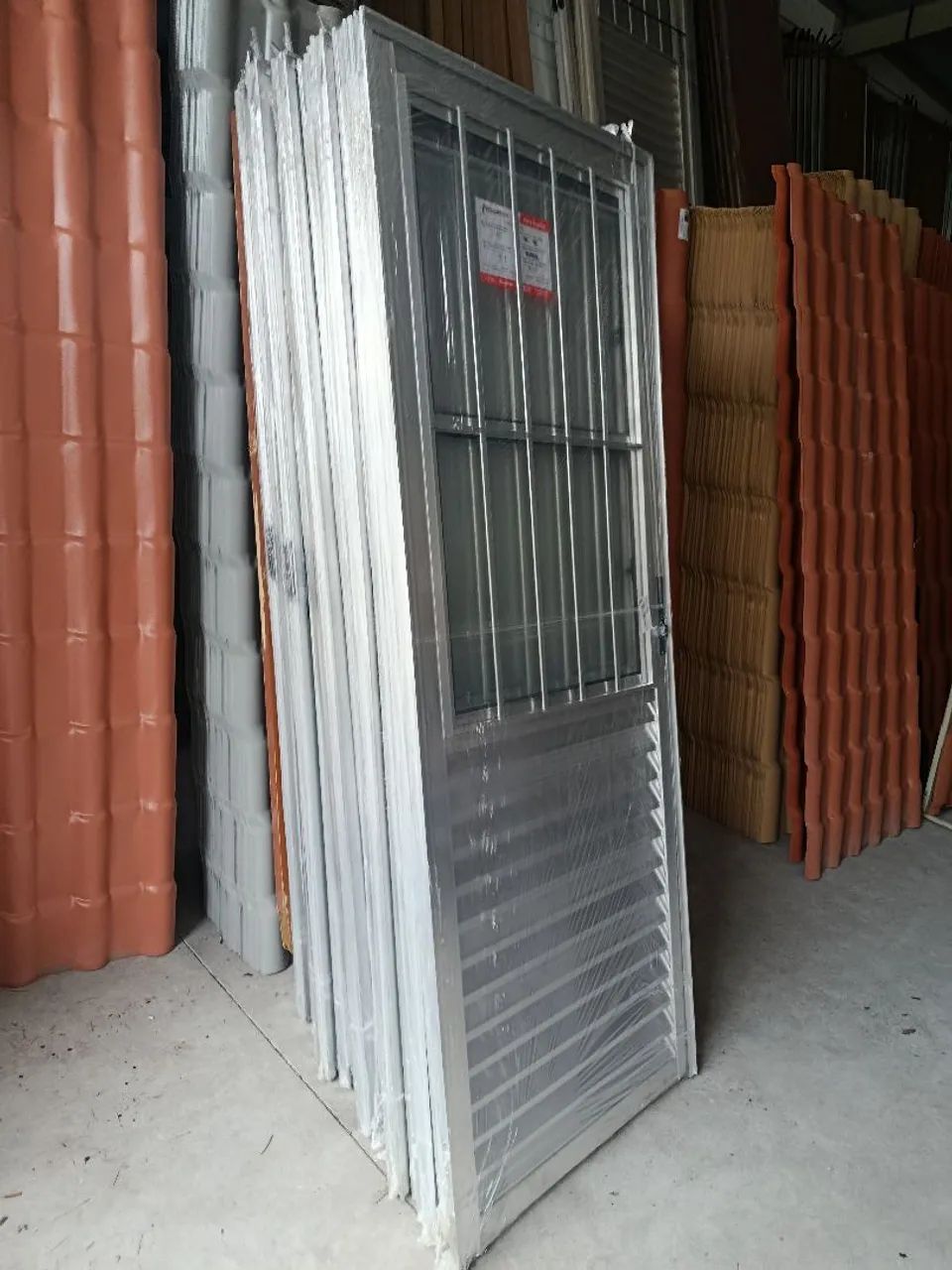 Porta de alumínio com vidro e grade 80cm.  R$480.00 a vista - Foto 6