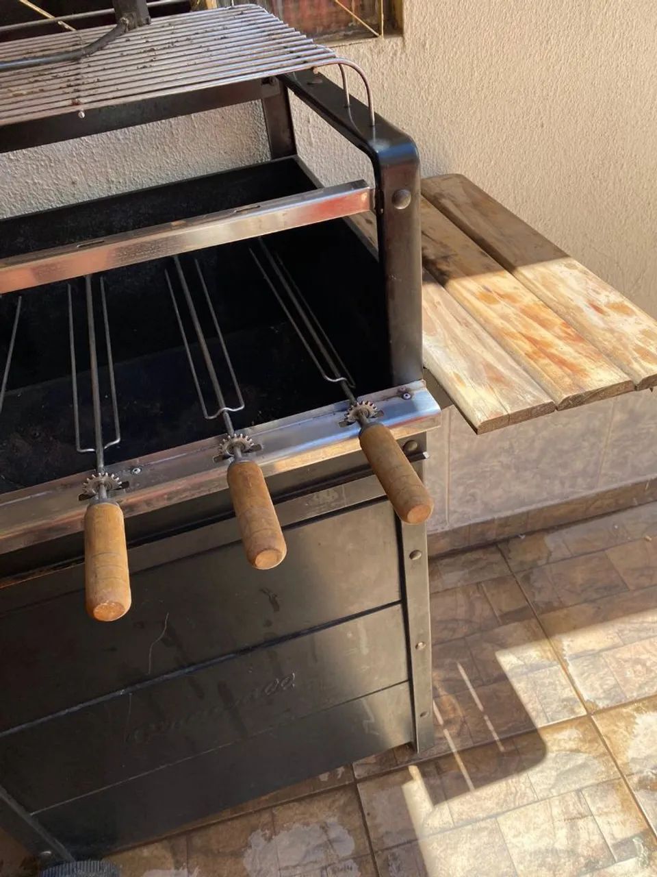 Churrasqueira Giragrill Garden 2300, com 5 espetos giratórios em aço cromado - Foto 4