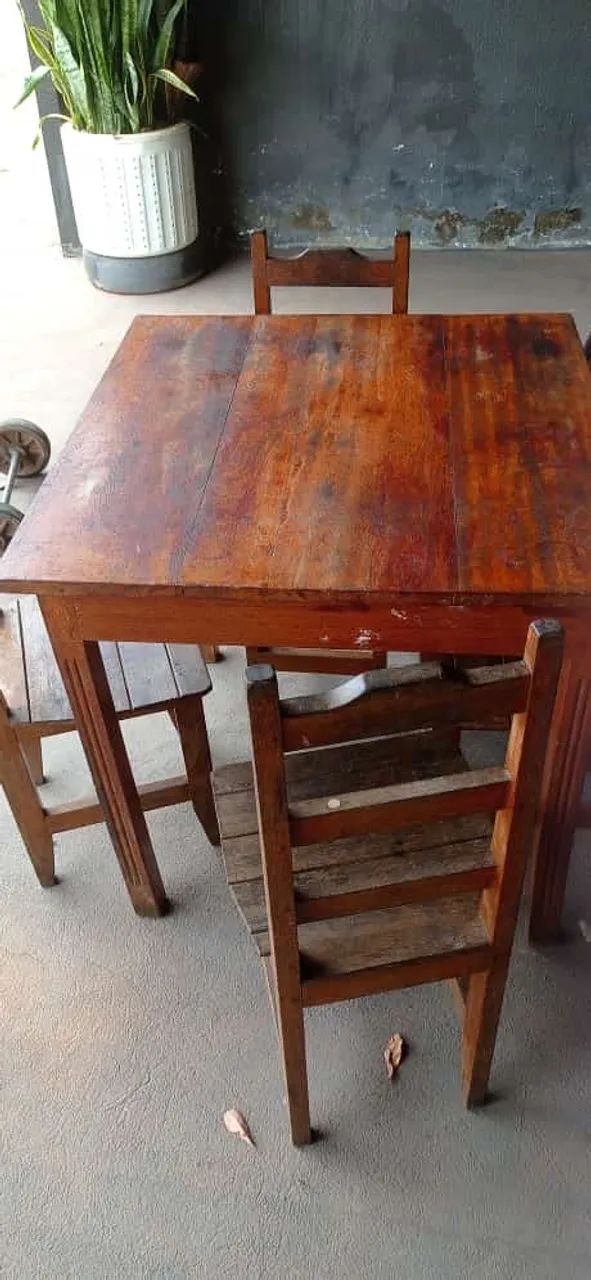 Mesa de madeira jatobá com 4 cadeiras de madeira 