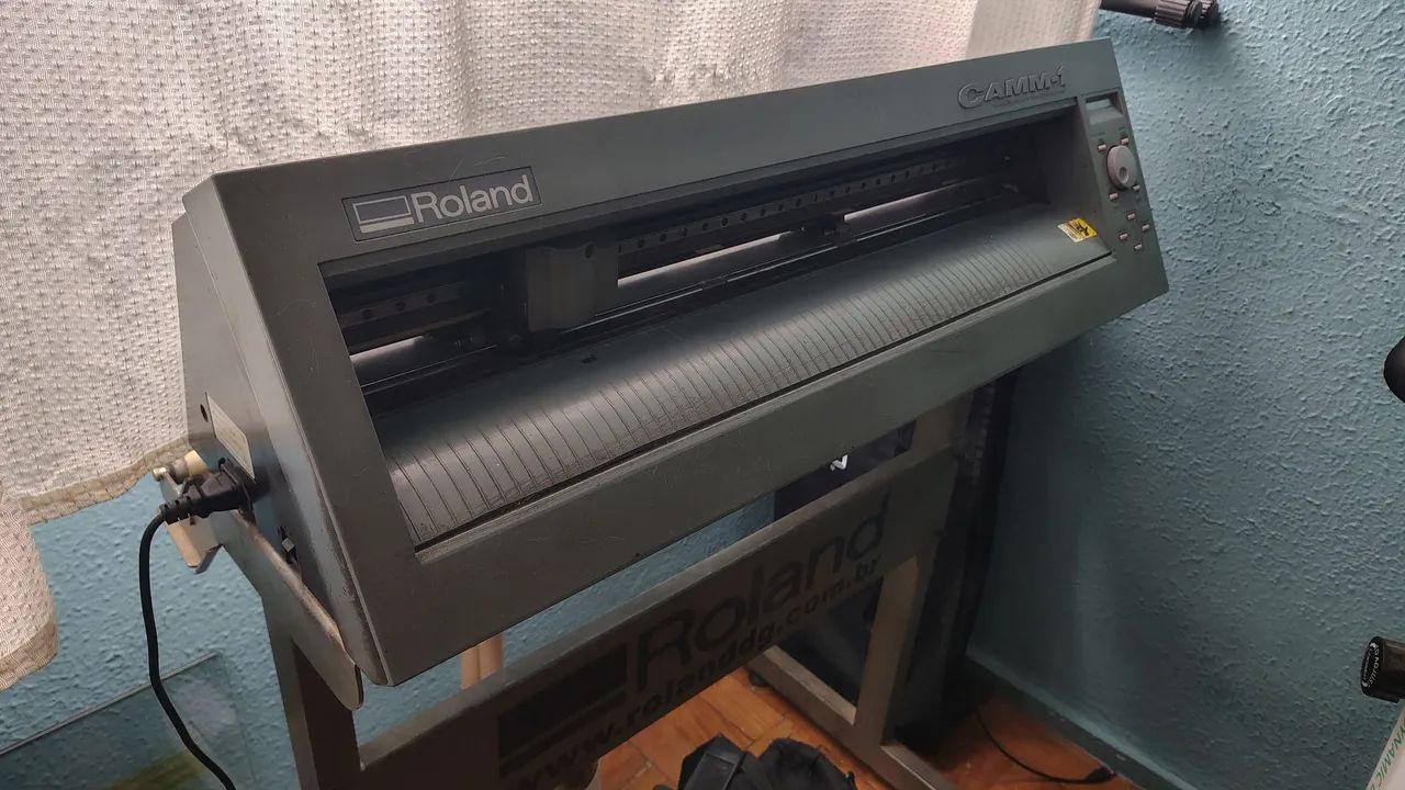 Plotter Recorte Roland CAMM-1<br><br>Funcionando.<br>Tem faquinha de corte e cabos.<br>Suporte