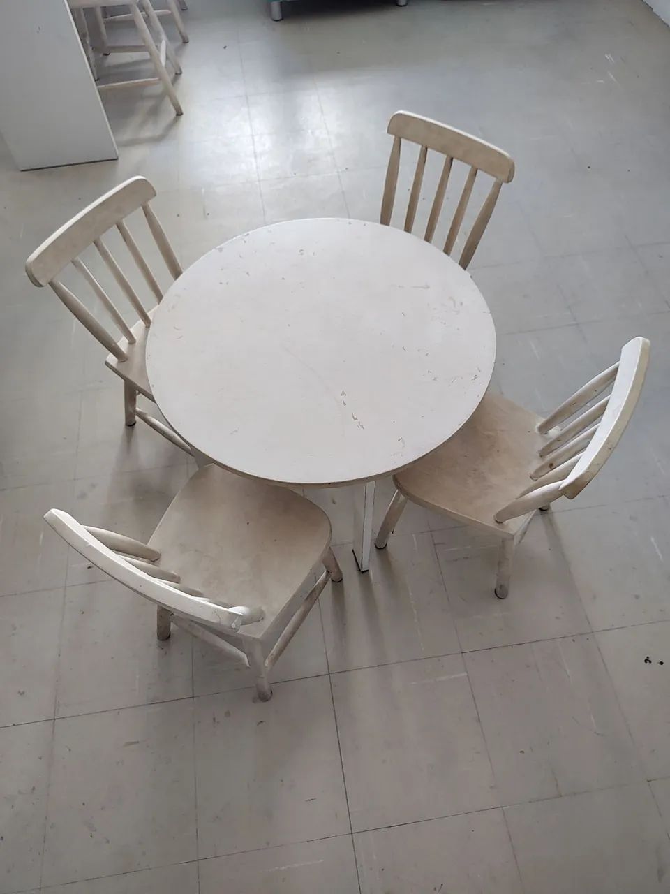Conjunto da TOKSTOK com 4 CADEIRAS INFANTIL COUNTRY E MESA - Foto 2
