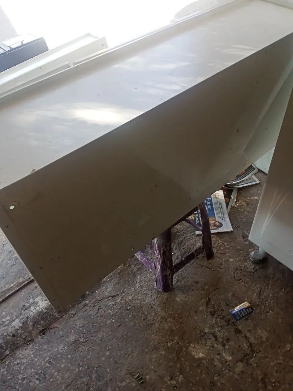 Armário de 3 portas com vidro de aco de cor branca - Foto 3