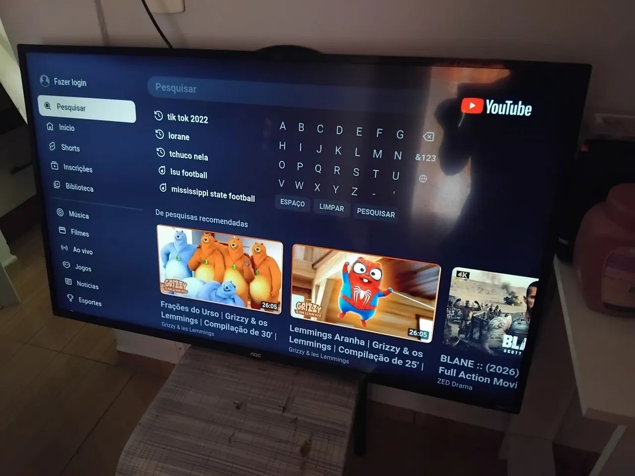 Tv smart 43" polegadas  aoc roku com detalhe mas q não interfere  - Foto 3