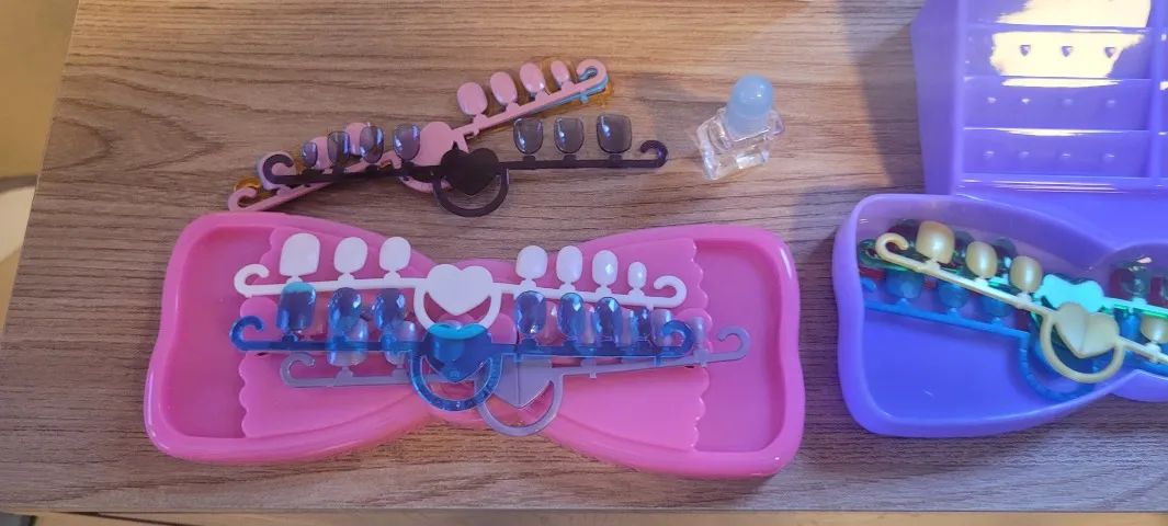 Aquabeads nail studio.  Componentes incluídos 60 unhas 