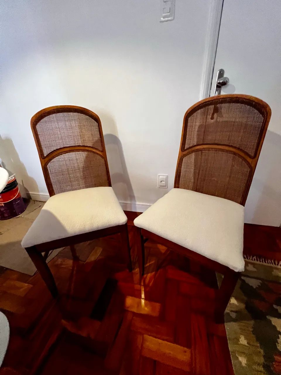 Conjunto de 2 lindas cadeiras madeira marfim 