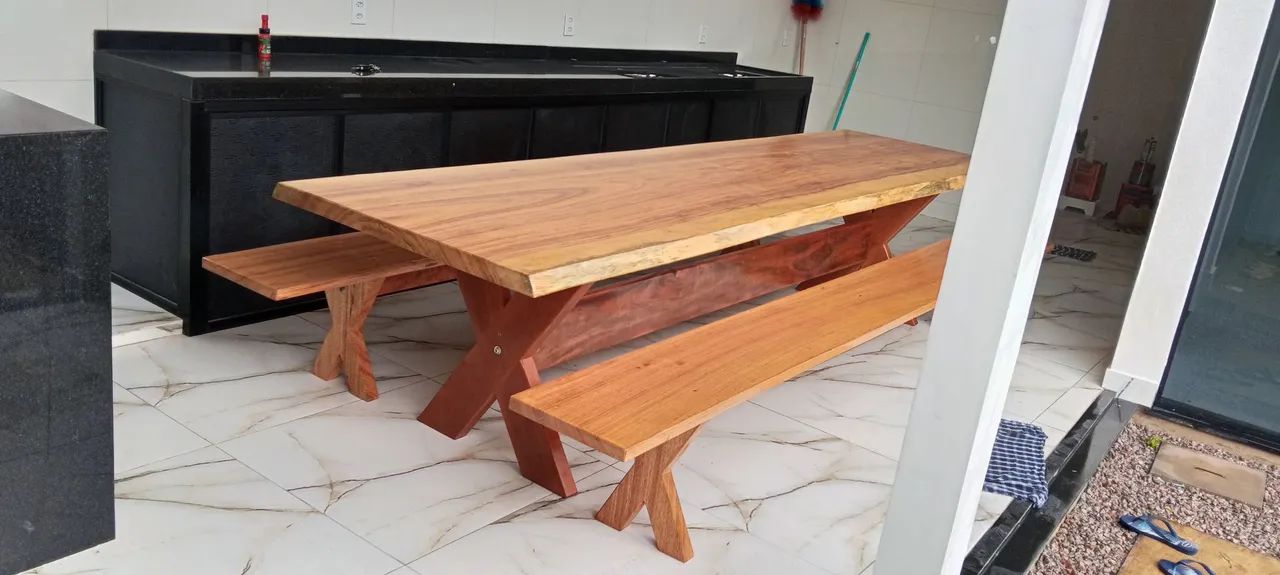 Mesa de madeira maciça com bancos - Foto 2