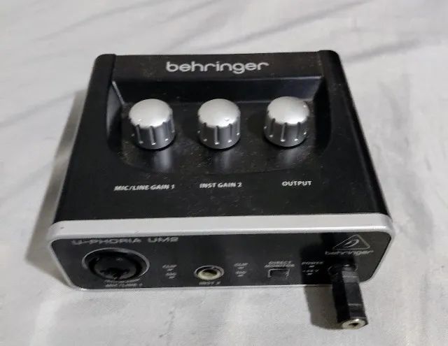 Interface de áudio Behringer U-Phoria UM2 preta