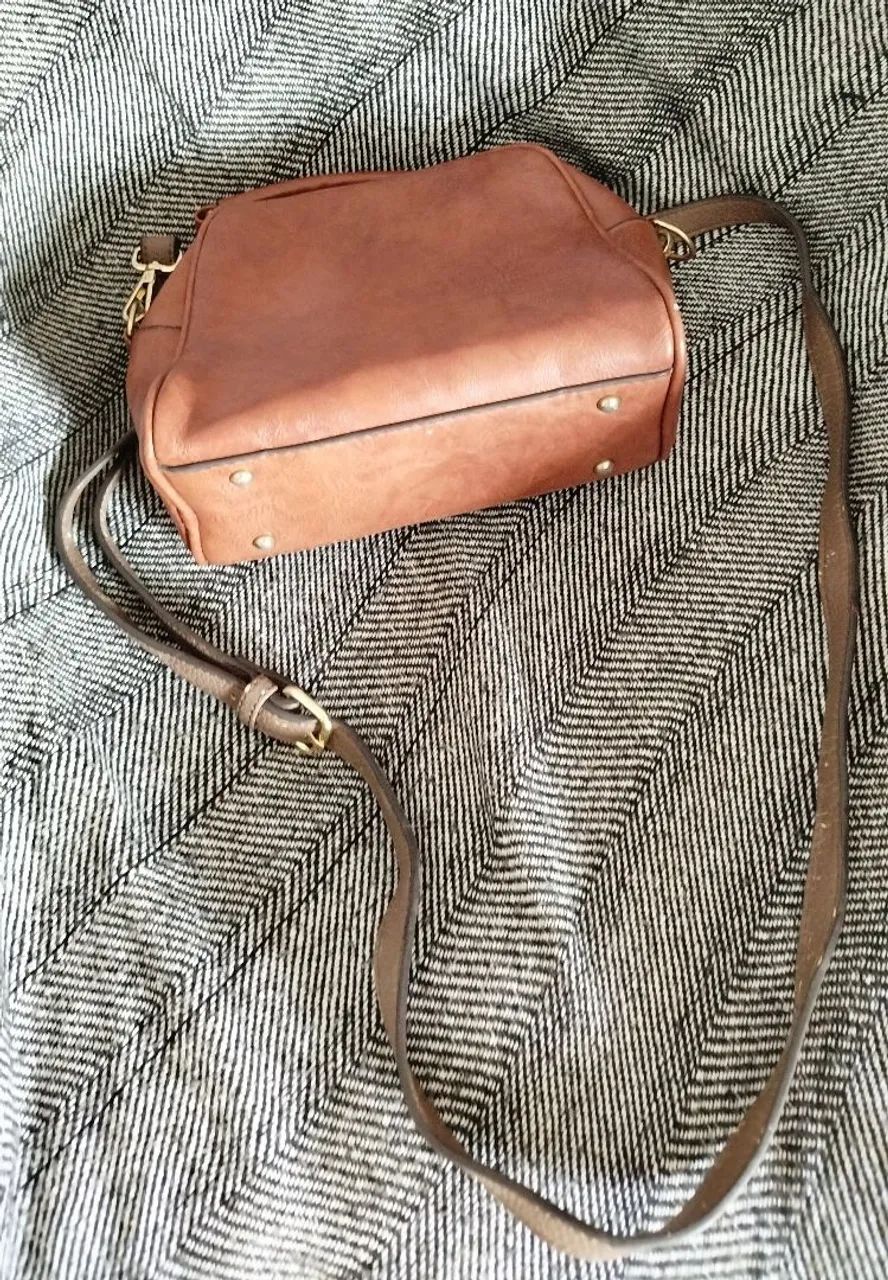 Bolsa marrom caramelo transversal  - Foto 3
