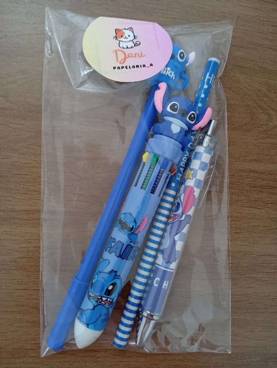 Kit 4 itens Stitch 2 canetas em gel, lápis, caneta 10 cores com personagem - Foto 3