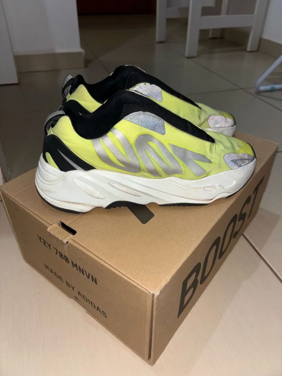 Tênis Adidas Yeezy 700