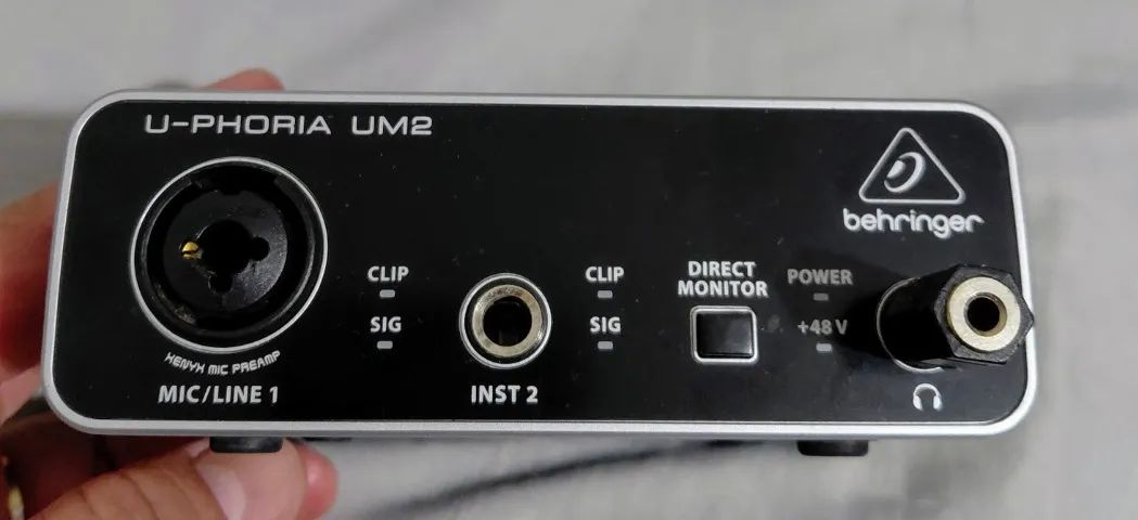Interface de áudio Behringer U-Phoria UM2 preta - Foto 3