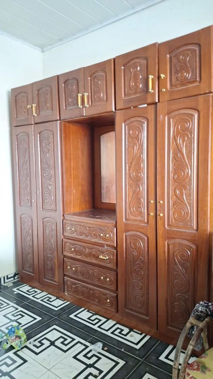 Guarda-roupa de madeira 