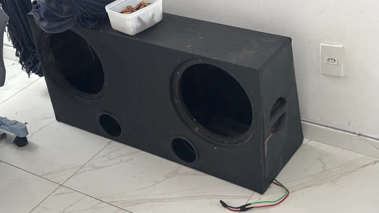 Caixa de som com espaço para 2 graves 