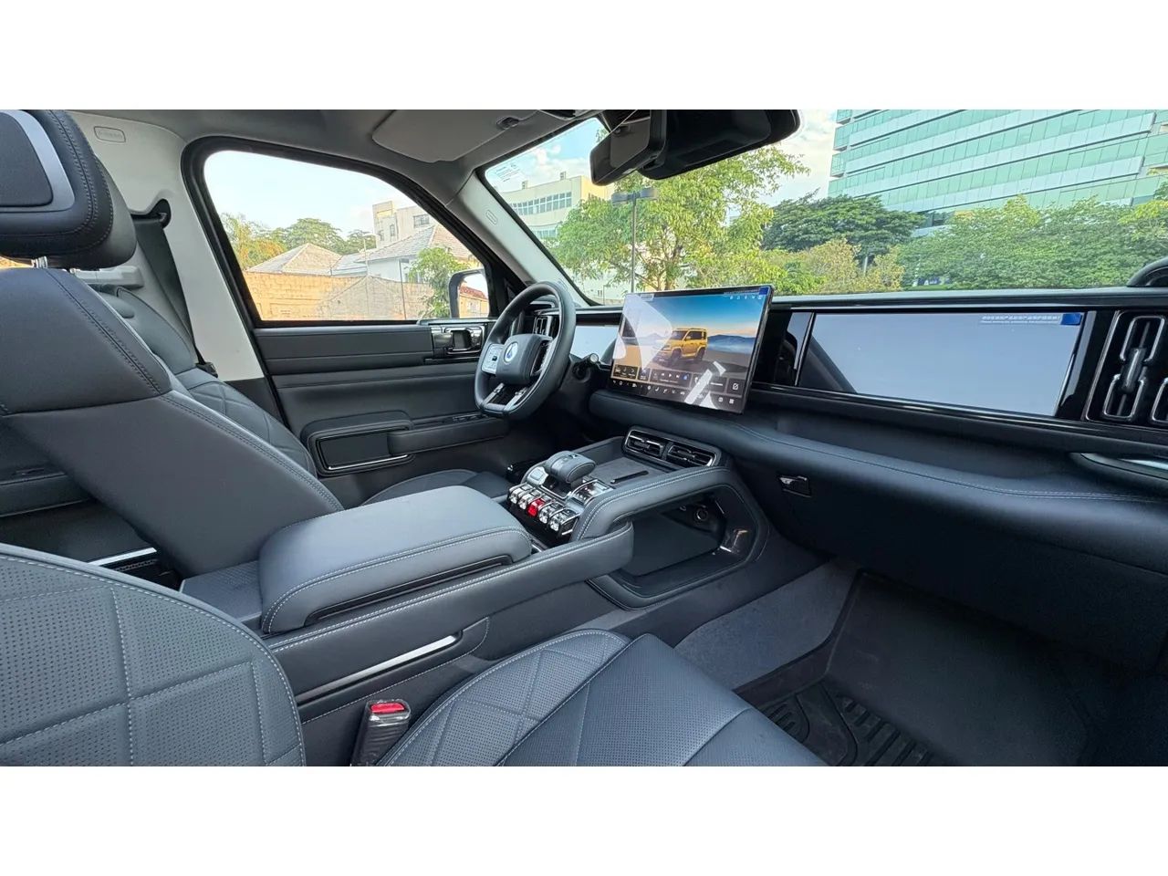 Denza B5 SUV híbrido plug-in, foto 14 de 16